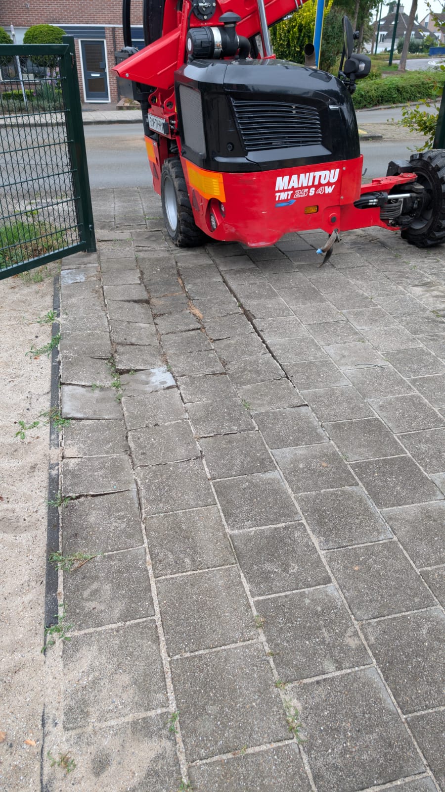 Schade aan de oprit door meeneemheftruck
