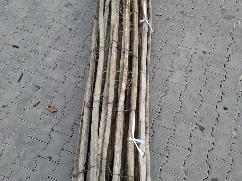 nr 104 kastanje schapenhek - 200 cm hoog - latafstand 8 cm - reststuk 450 cm - twee latjes stuk