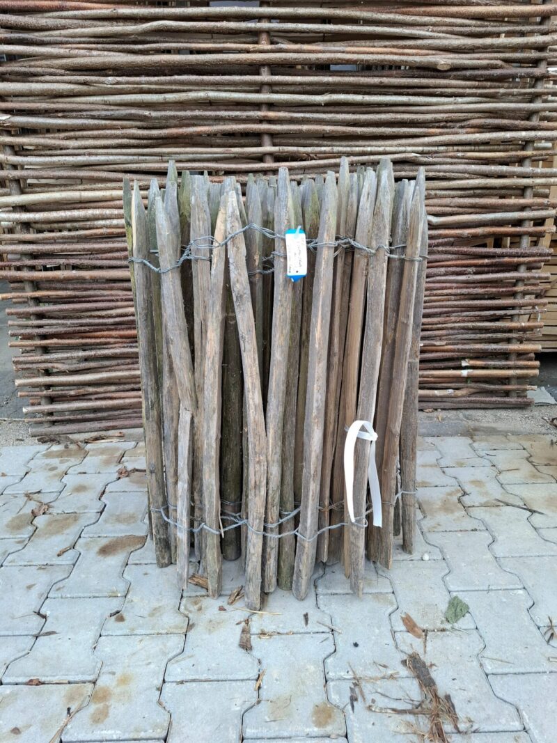 nr 106 kastanje schapenhek 80 cm hoog - latafstand 6 cm - reststuk 7,5 meter - 2 latjes stuk