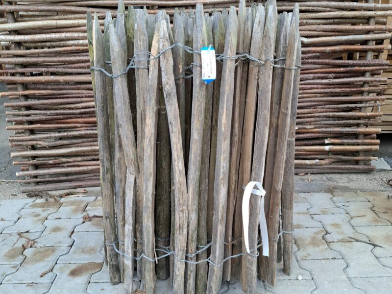 nr 106 kastanje schapenhek 80 cm hoog - latafstand 6 cm - reststuk 7,5 meter - 2 latjes stuk