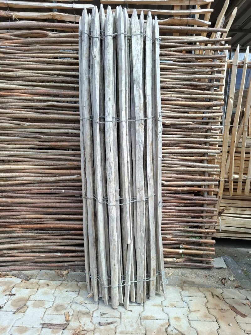 nr 114 kastanje schapenhekwerk 175 cm hoog - latafstand 4 m - reststuk 5 meter - 1 lat stuk