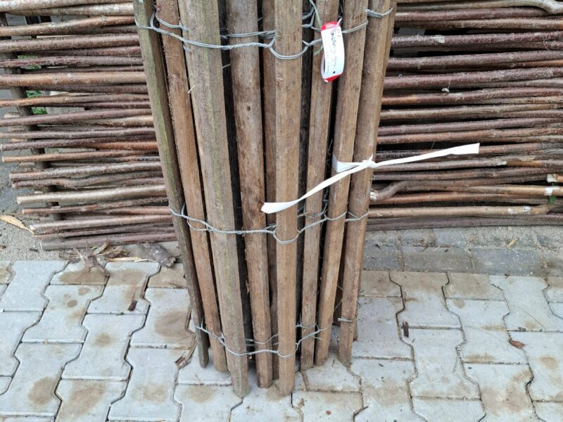 nr 117 robinia schapenhekwerk - 100 cm hoog - latafstand 8 cm - reststuk 440 cm
