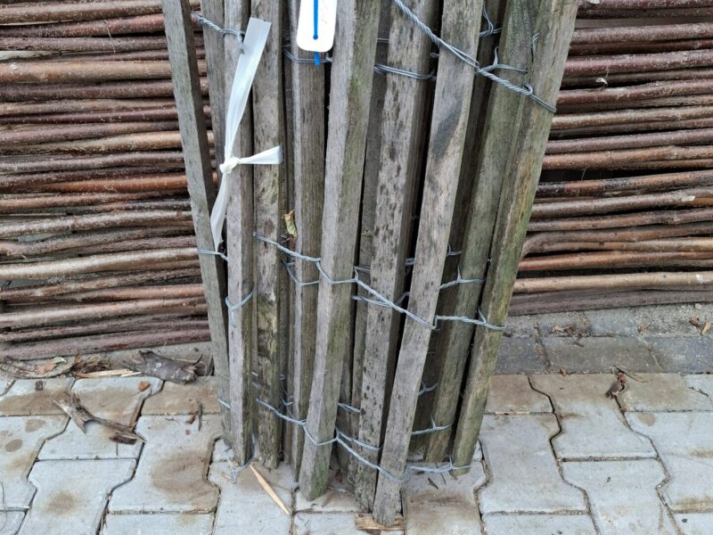 nr 130 robinia schapenhek 80 cm hoog - latafstand 8 cm - reststuk 470 cm