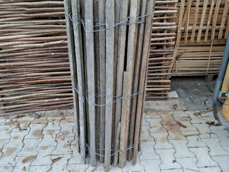 nr 133 robinia schapehekwerk 120 cm hoog - latafstand 8 cm - reststuk 9 meter - 1 lat stuk