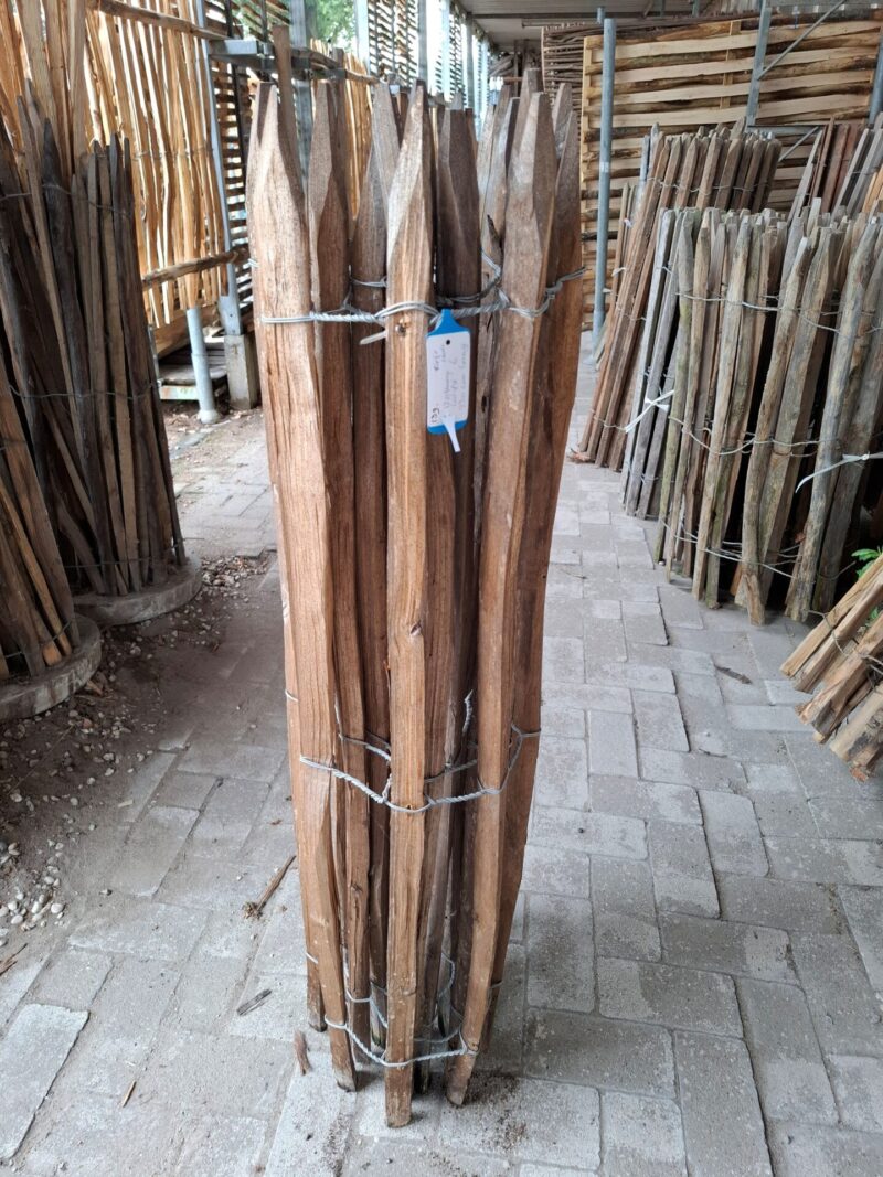 nr 139 schapenhekwerk kastanje 120 cm hoog - latafstand 6 cm - reststuk 230 m - 1 latje stuk - 2 schroeven in hout