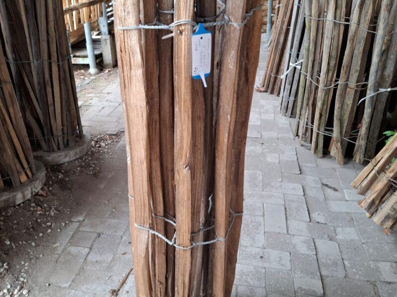 nr 139 schapenhekwerk kastanje 120 cm hoog - latafstand 6 cm - reststuk 230 m - 1 latje stuk - 2 schroeven in hout