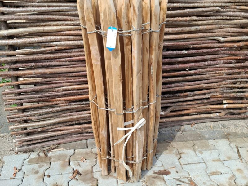 nr 143 kastanje schapenhekwerk - 100 cm hoog - latafstand 6 cm - reststuk 435 cm