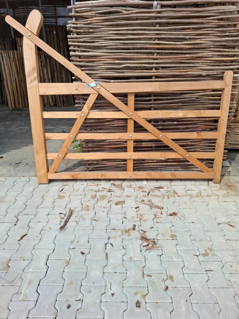 nr 22 engelse poort met trekboom - douglas - verstevigende onderbalk - 210 breed x 120 hoog (cm)