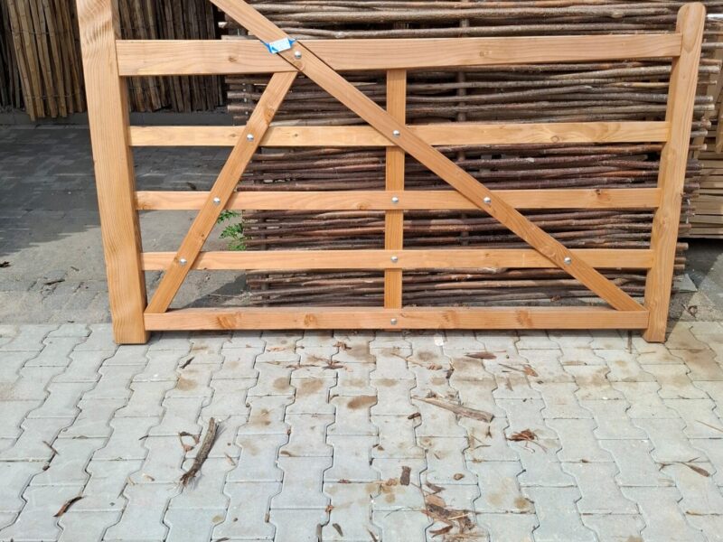 nr 22 engelse poort met trekboom - douglas - verstevigende onderbalk - 210 breed x 120 hoog (cm)