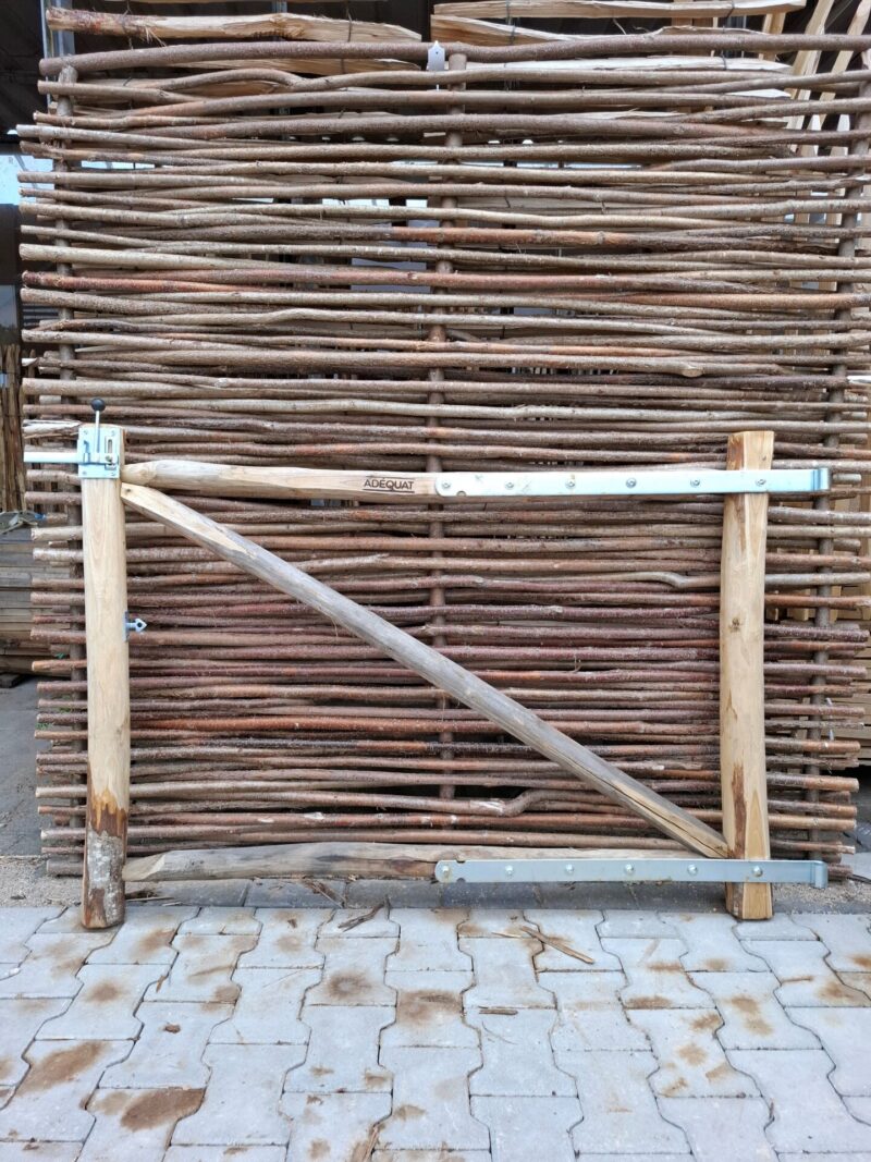 nr 8 raamwerkpoort kastanje - 142 cm breed x 100 cm hoog - rechtsdraaiend
