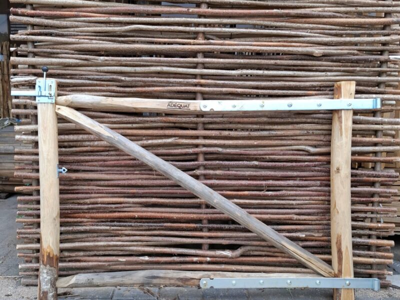 nr 8 raamwerkpoort kastanje - 142 cm breed x 100 cm hoog - rechtsdraaiend