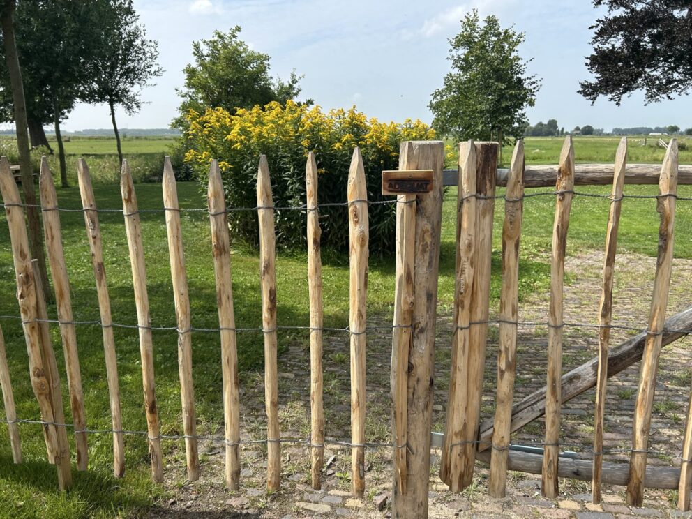 Frans schapenhek 100 cm Adéquat, raamwerkpoort kastanje dubbel, 100 cm hoog. Kastanje paal diameter 7-9 cm.