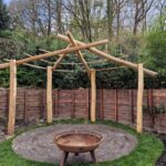 Robinia paal 300 cm lang, diameter 8-10 cm, robinia paal 300 cm lang, diameter 10-12 cm, robinia paal 300 cm lang, diameter 19-21 cm, geschuurd, kastanje rasterlat 150/175/200 cm lang, 1/4 gepunt. Pergola