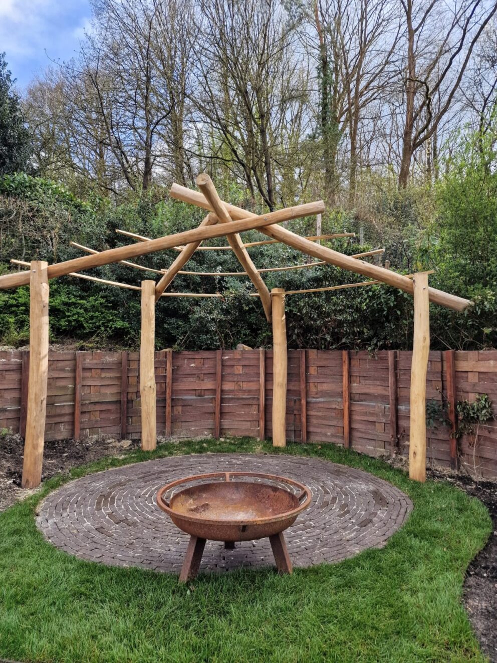 Robinia paal 300 cm lang, diameter 8-10 cm, robinia paal 300 cm lang, diameter 10-12 cm, robinia paal 300 cm lang, diameter 19-21 cm, geschuurd, kastanje rasterlat 150/175/200 cm lang, 1/4 gepunt. Pergola