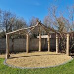 Robinia paal 300 cm lang, diameter 8-10 cm, robinia paal 300 cm lang, diameter 10-12 cm, robinia paal 300 cm lang, diameter 19-21 cm, geschuurd, kastanje rasterlat 150/175/200 cm lang, 1/4 gepunt. Pergola