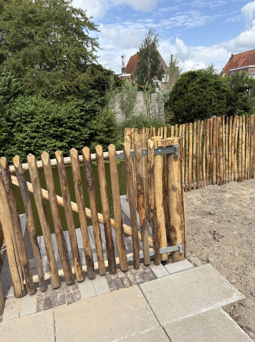 Frans schapehek kastanje 100 cm hoog, latagstand 2cm, 2 x 5m rol, kastanje paal 150/160 cm lang, diameter 7/9 cm, gepunt en schapenhek poort kastanje enkel 120 cm breed en 100 cm hoog