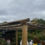 Kastanjepaal 200 cm, voor bodemhuls, diameter 7-9 cm, bodemhuls met spie, kastanje paal 200 cm lang, diameter 7-9 cm, halfrond en kastanje paal 200 cm lang, diameter 4-6 cm. Pergola