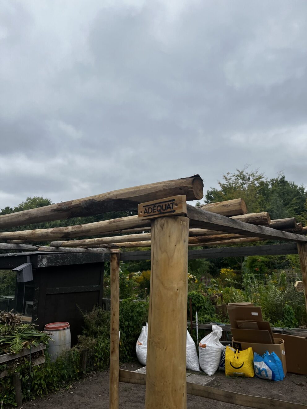 Kastanjepaal 200 cm, voor bodemhuls, diameter 7-9 cm, bodemhuls met spie, kastanje paal 200 cm lang, diameter 7-9 cm, halfrond en kastanje paal 200 cm lang, diameter 4-6 cm. Pergola
