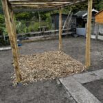 Kastanjepaal 200 cm, voor bodemhuls, diameter 7-9 cm, bodemhuls met spie, kastanje paal 200 cm lang, diameter 7-9 cm, halfrond en kastanje paal 200 cm lang, diameter 4-6 cm. Pergola