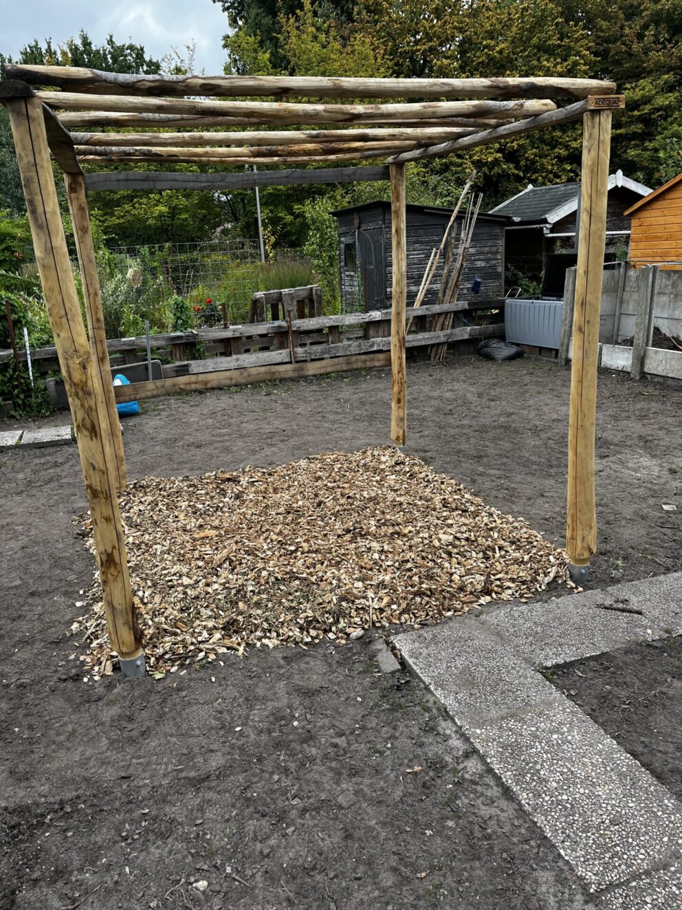 Kastanjepaal 200 cm, voor bodemhuls, diameter 7-9 cm, bodemhuls met spie, kastanje paal 200 cm lang, diameter 7-9 cm, halfrond en kastanje paal 200 cm lang, diameter 4-6 cm. Pergola
