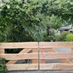 Boerenlandhek douglas schaaldelen-op maat gemaakt en hang-en sluitwerk boerenpoort dubbel. Toegangspoort