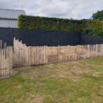 Schapenhek robinia geschuurd 120 cm hoog, latafstand 4 cm, robinia paal 200 cm lang, diameter 8-10 cm, geschild en gepunt, robinia paal 200 cm lang, diameter 10-12 cm, geschild en gepunt, schapenhek poort kastanje enkel 100 cm breed en 120 cm hoog