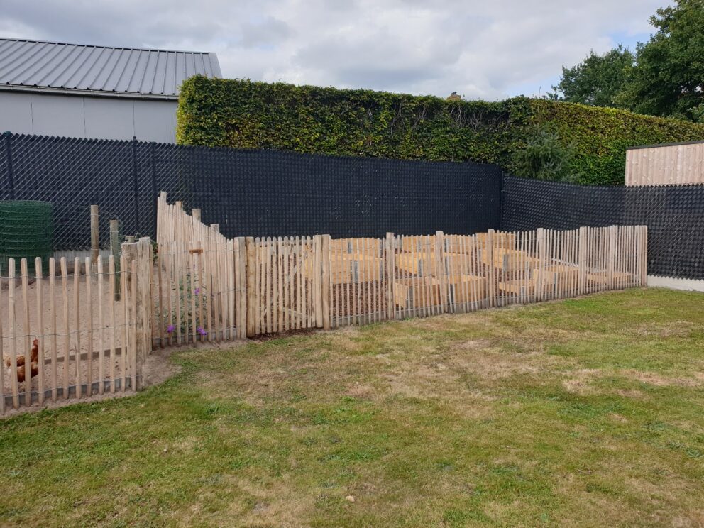 Schapenhek robinia geschuurd 120 cm hoog, latafstand 4 cm, robinia paal 200 cm lang, diameter 8-10 cm, geschild en gepunt, robinia paal 200 cm lang, diameter 10-12 cm, geschild en gepunt, schapenhek poort kastanje enkel 100 cm breed en 120 cm hoog