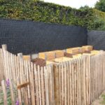 Schapenhek robinia geschuurd 120 cm hoog, latafstand 4 cm, robinia paal 200 cm lang, diameter 8-10 cm, geschild en gepunt, robinia paal 200 cm lang, diameter 10-12 cm, geschild en gepunt, schapenhek poort kastanje enkel 100 cm breed en 120 cm hoog