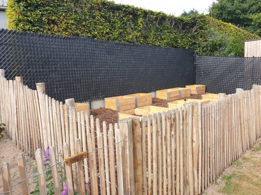 Schapenhek robinia geschuurd 120 cm hoog, latafstand 4 cm, robinia paal 200 cm lang, diameter 8-10 cm, geschild en gepunt, robinia paal 200 cm lang, diameter 10-12 cm, geschild en gepunt, schapenhek poort kastanje enkel 100 cm breed en 120 cm hoog
