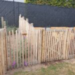 Schapenhek robinia geschuurd 120 cm hoog, latafstand 4 cm, robinia paal 200 cm lang, diameter 8-10 cm, geschild en gepunt, robinia paal 200 cm lang, diameter 10-12 cm, geschild en gepunt, schapenhek poort kastanje enkel 100 cm breed en 120 cm hoog