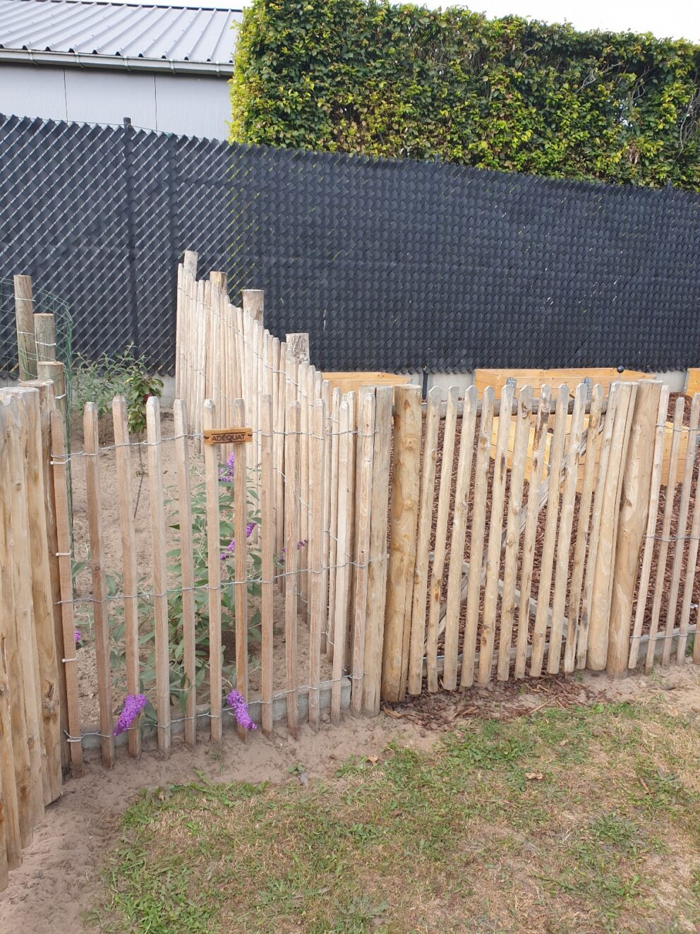 Schapenhek robinia geschuurd 120 cm hoog, latafstand 4 cm, robinia paal 200 cm lang, diameter 8-10 cm, geschild en gepunt, robinia paal 200 cm lang, diameter 10-12 cm, geschild en gepunt, schapenhek poort kastanje enkel 100 cm breed en 120 cm hoog