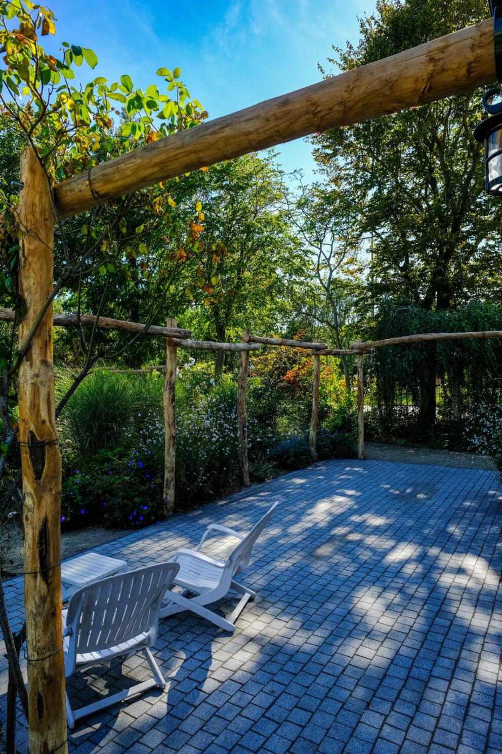 Robinia paal 350 cm lang, diameter 10-12 cm, geschild en ongepunt, robinia paal 300 cm lang, diameter 10-12 cm, geschild en gepunt, robinia paal 400 cm lang, diameter 10-12 cm, geschild en ongepunt, robinia paal 250 cm lang, diameter 10-12 cm lang, geschild en gepunt, pergola