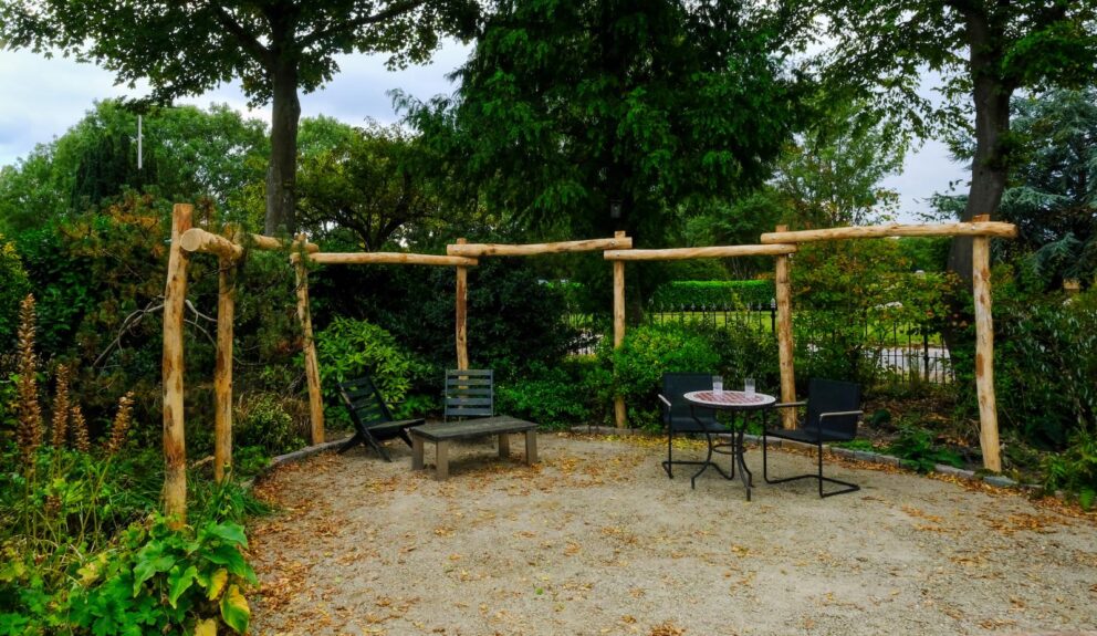 Robinia paal 350 cm lang, diameter 10-12 cm, geschild en ongepunt, robinia paal 300 cm lang, diameter 10-12 cm, geschild en gepunt, robinia paal 400 cm lang, diameter 10-12 cm, geschild en ongepunt, robinia paal 250 cm lang, diameter 10-12 cm lang, geschild en gepunt, pergola