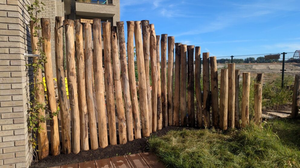 Kastanje paal 250 cm lang, diameter 10-12 cm, gepunt, kastanje paal 175 cm lang, diameter 10-12 cm, gepunt, kastanje paal 150/160 cm lang, diameter 10-12 cm, gepunt, kastanje paal 120 cm lang, diameter 10-12 cm, gepunt, kastanje paal200 cm lang, diameter 10-12 cm lang, gepunt, kastanje paal 250 cm lang, diameter 13-16 cm-ongepunt