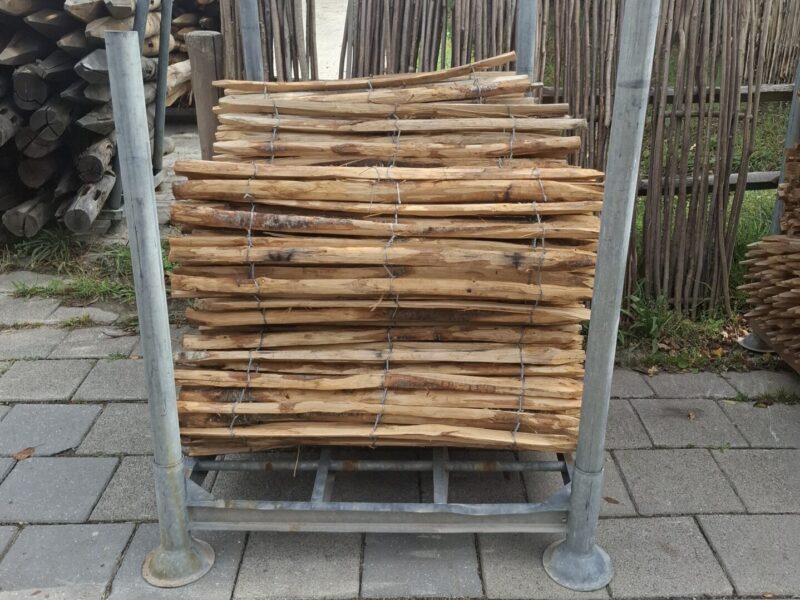Schapenhekwerk kastanje - hoogte varieert van 95 tot 105 cm - latafstand 4 cm - 500 cm lang