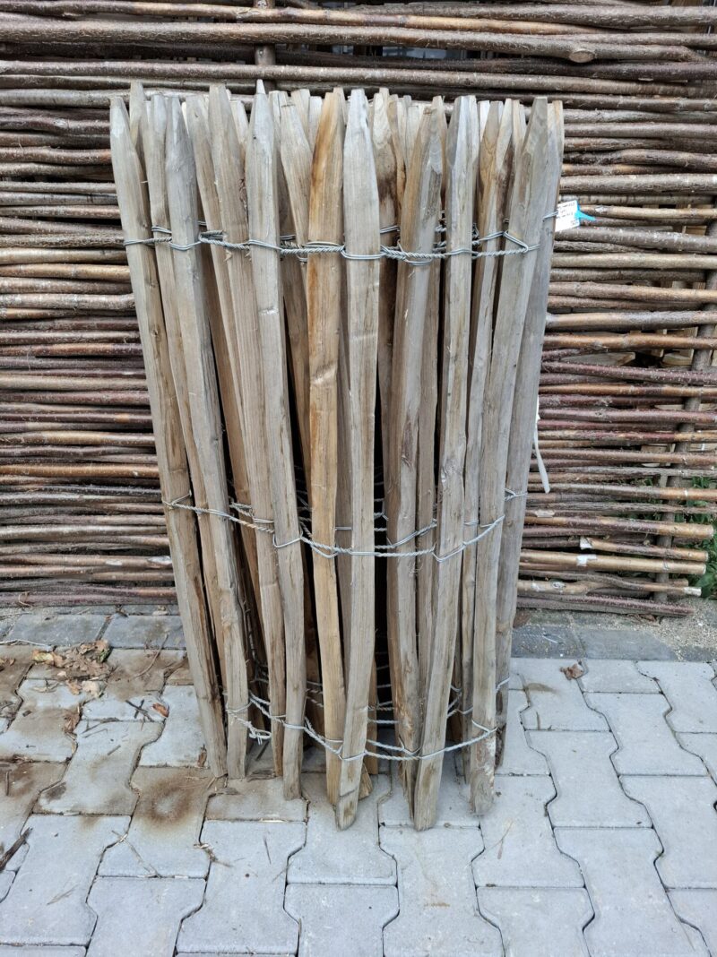 nr 155 schapenhekwerk kastanje - 100 cm hoog - latafstand 8 cm - 950 cm lang