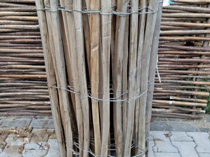 nr 155 schapenhekwerk kastanje - 100 cm hoog - latafstand 8 cm - 950 cm lang
