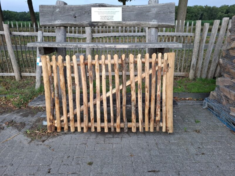 nr 5 schapenhek poort kastanje 165 cm breed x 100 cm hoog - linksdraaiend met grondpen