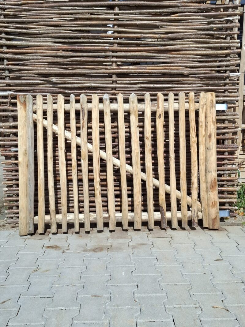 nr 81 schapenhek poort kastanjehout 144 cm breed x 100 cm hoog - rechtsdraaiend met grondpen