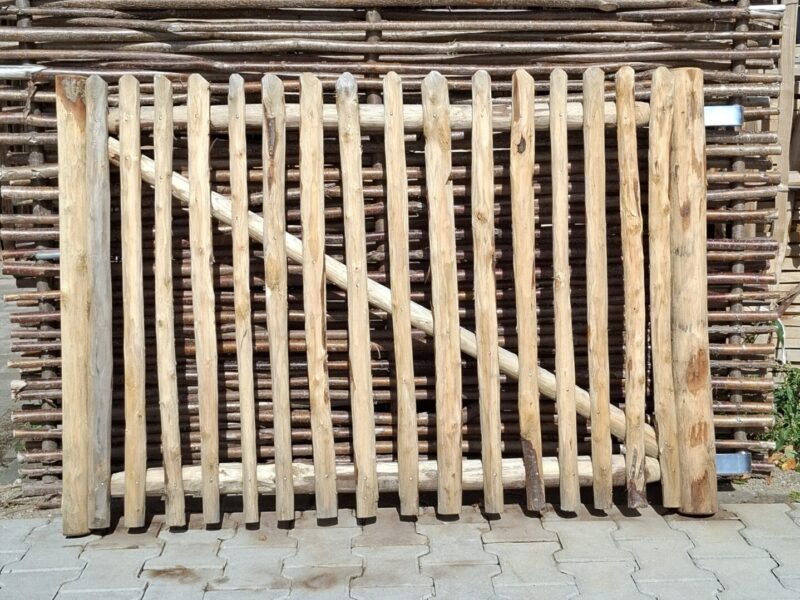 nr 81 schapenhek poort kastanjehout 144 cm breed x 100 cm hoog - rechtsdraaiend met grondpen
