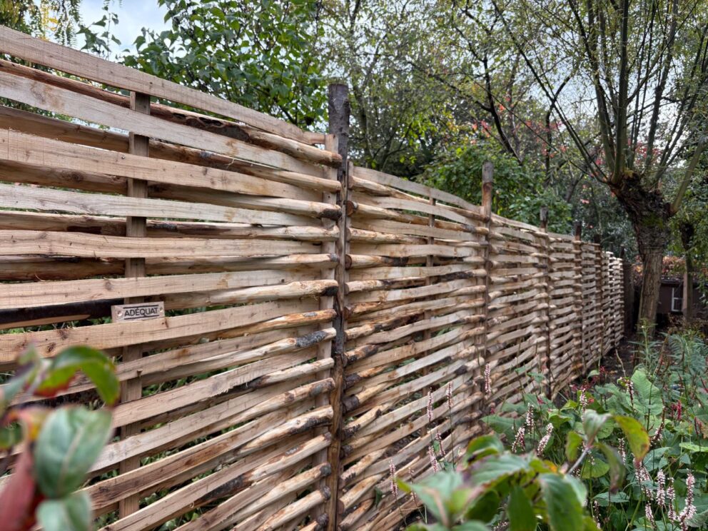 Vlechtscherm kastanje 180 x 180 cm en kastanje paal 300 cm lang, diameter 7-9 cm, gepunt