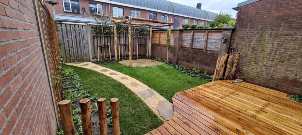 Robinia plank 4 zijdig gezaagd, geschuurd 2,5 x 12 x 250 centimeter, robinia paal 350 centimeter lang, diameter 10/12 centimeter, geschild, ongepunt en kastanje balk rustiek bezaagd - 8 x 8 x 250 centimeter