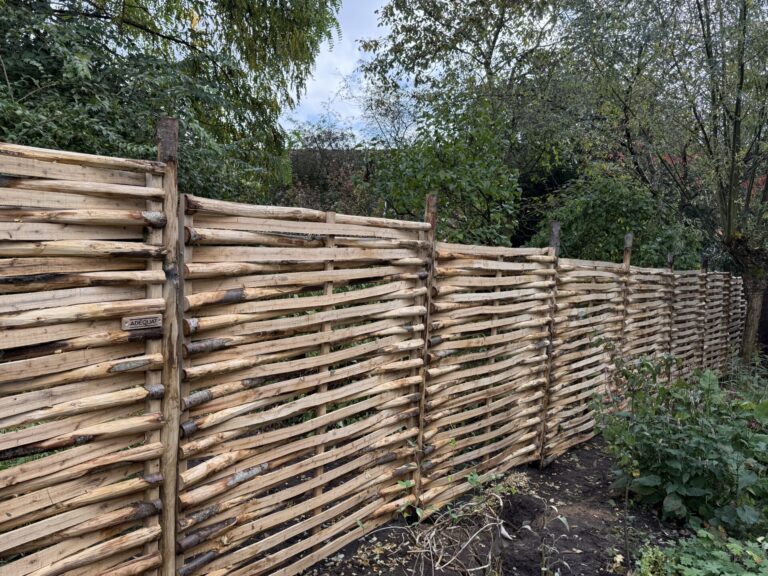 Vlechtscherm kastanje 180 x 180 cm en kastanje paal 300 cm lang, diameter 7-9 cm, gepunt