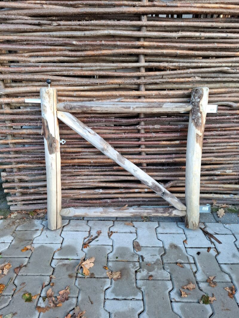 Nr 88 raamwerkpoort kastanjehout - 80 cm hoog x 90 cm breed - rechtsdraaiend
