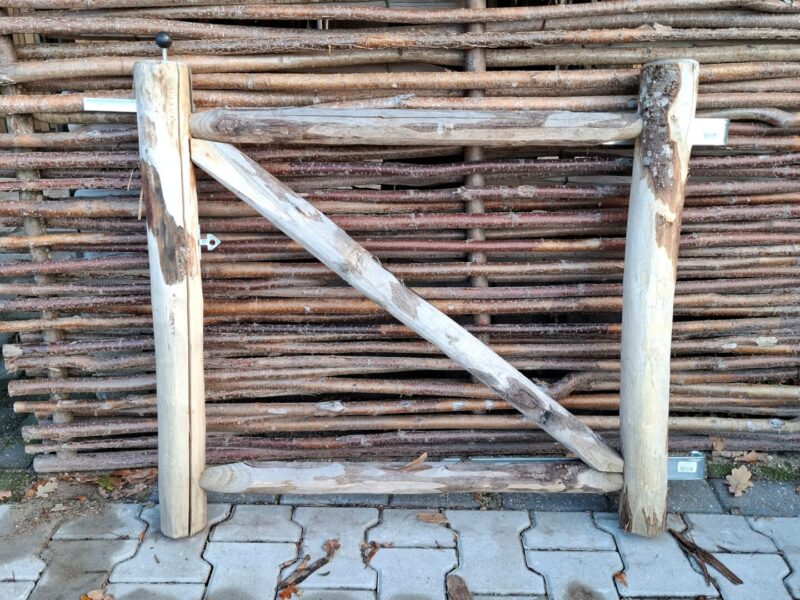 Nr 88 raamwerkpoort kastanjehout - 80 cm hoog x 90 cm breed - rechtsdraaiend