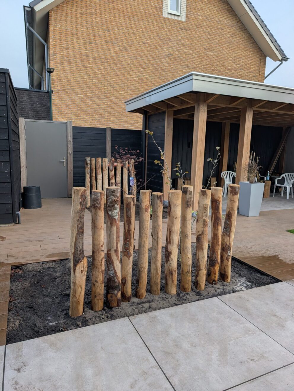 Kastanje paal 175 cm lang, diameter 10-12 cm, gepunt en kastanje paal 150/160 cm lang, diameter 10-12 cm, gepunt