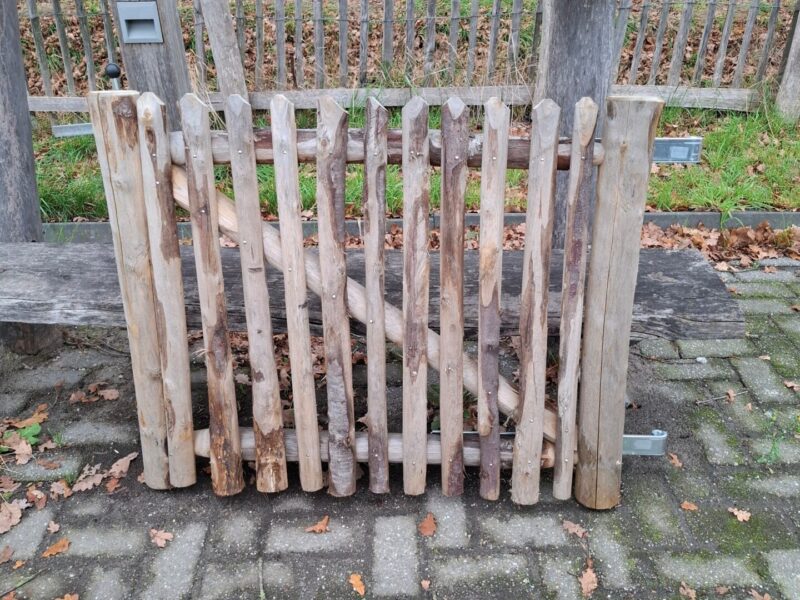 nr 19 Schapenhek poort kastanjehout - 80 cm breed x 100 cm hoog - rechtsdraaiend