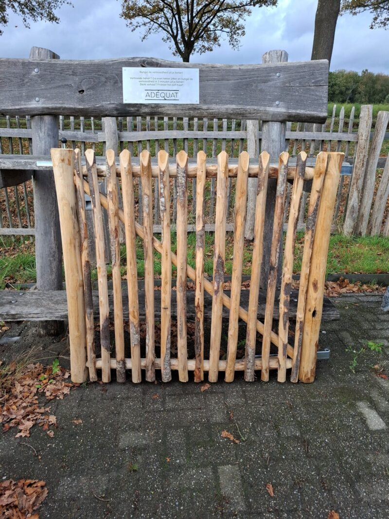 nr 24 Schapenhek poort kastanjehout - 133 cm breed x 120 cm hoog - rechtsdraaiend