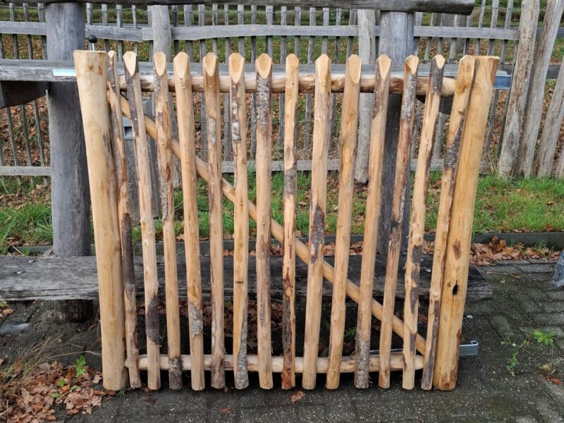 nr 24 Schapenhek poort kastanjehout - 133 cm breed x 120 cm hoog - rechtsdraaiend