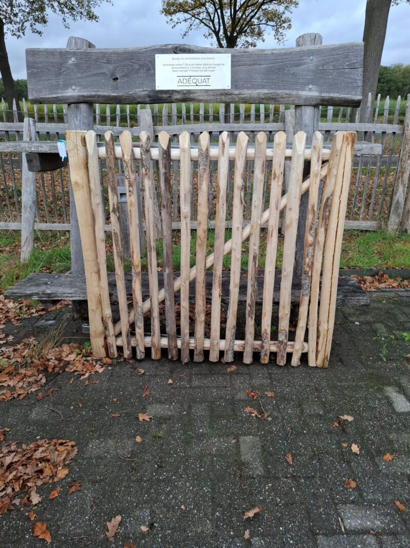 nr 28 Schapenhek poort kastanjehout - 133 cm breed x 120 cm hoog met grondpen - linksdraaiend